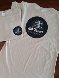 T-shirt personalizzata con stampa digitale grande sulla schiena e piccola lato cuore, utilizzata come abbigliamento da lavoro